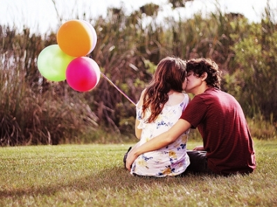 Chłopak obejmujący i całujący dziewczynę